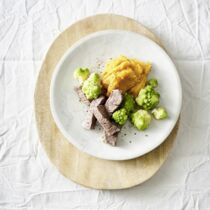 Pochiertes Beef mit Süßkartoffelpüree und Romanesco Pochiertes Beef mit Süßkartoffelpüree und Romanesco