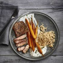 Steaks mit Feta-creme und Harissa-Möhren Steaks mit Feta-creme und Harissa-Möhren