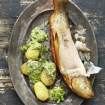 Ganzer geräucherter Fisch vom Grill Ganzer geräucherter Fisch vom Grill