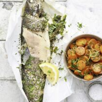 Gebackene Kräuterforelle mit warmem Möhrensalat Gebackene Kräuterforelle mit warmem Möhrensalat