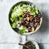 Bowl mit Sushi-Reis und Shiitake