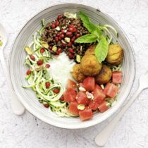 Zucchininudel-Bowl mit Falafel Zucchininudel-Bowl mit Falafel