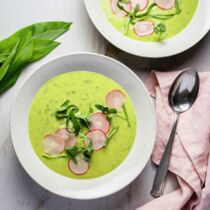 Cremige B&auml;rlauchsuppe mit gepickleten Radieschen
