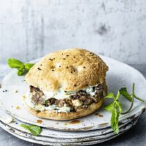 Köfteburger mit Joghurt-Minz-Sauce