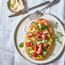 Pinsa Romana mit Parma Pinsa Romana mit Parma