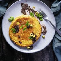 Topinambur-Tortilla mit Mais und Oliven-Tapenade