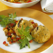 Pilzknödel mit Paprikaragout