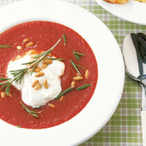 Feine Tomatensuppe mit Ricotta-Haube