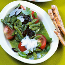 Toskanischer Bohnensalat mit Parmesan, Oliven und Pesto-Dressing