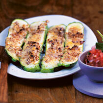 Zucchini mit nussiger Käsekruste und Tomaten-Oliven-Salsa