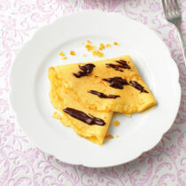 Wiener Sahne-Crêpes mit Schokosauce Wiener Sahne-Crêpes mit Schokosauce