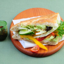 Salattasche mit Avocado-Dip