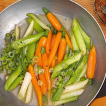 Honigmöhren mit Frühlingszwiebeln Honigmöhren mit Frühlingszwiebeln