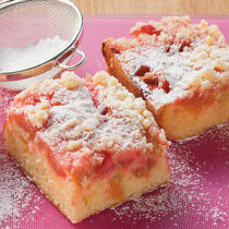 Rhabarberkuchen mit Mandelstreuseln