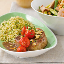 Steak mit Mandel-Gremolata in Weinsauce Steak mit Mandel-Gremolata in Weinsauce