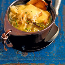 Französische Zwiebelsuppe mit Majoran und Raclettetoast