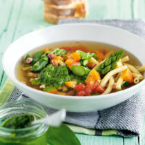 Minestrone mit jungem Gemüse Minestrone mit jungem Gemüse