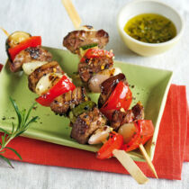 Bunte Grillspieße mit Rindfleisch