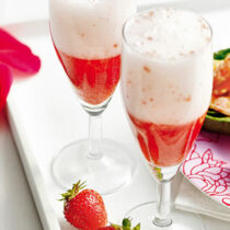 Rosa-Wolke-Sekt mit Erdbeeren Rosa-Wolke-Sekt mit Erdbeeren