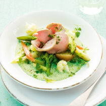 Kalbsrücken mit Frühlingsgemüse und Kräutersauce