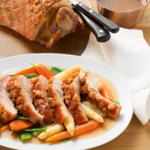 Spanferkelrücken mit Frühlingsgemüse