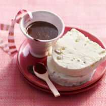 Torrone-Parfait mit Schokoladensauce