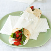 Paprika-Wraps mit Rosmarin-Feta-Creme