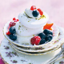 Schweizer Meringen mit Beeren und Sahne Schweizer Meringen mit Beeren und Sahne