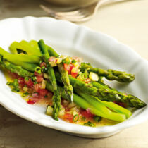 Grüner Spargel mit Zwiebel-Tomaten-Marinade Grüner Spargel mit Zwiebel-Tomaten-Marinade