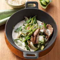 Scharfe grüne Curry-Kokos-Sauce zu geschnetzeltem Rindfleisch