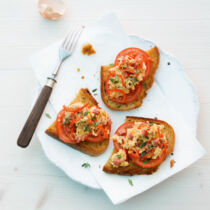 Bauernbrot mit Paprikarührei und Kabanossi