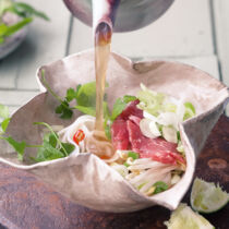 Vietnamesische Rindfleischsuppe mit Nudeln Vietnamesische Rindfleischsuppe mit Nudeln