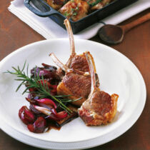 Lammkoteletts mit Balsamico-Zwiebeln Lammkoteletts mit Balsamico-Zwiebeln