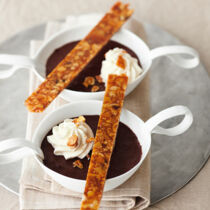 Chili-Schoko-Mousse mit Kardamom-Mandel-Krokant