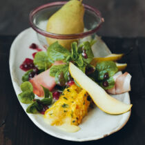 Feldsalat mit Brie und Preiselbeer-Dressing