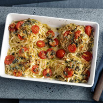 Nudelnester mit Tomaten und Mozzarella