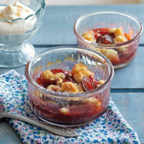 Zwetschgen-Crumble mit Zimtsahne