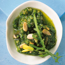 Pesto mit Bärlauch & Haselnüssen Pesto mit Bärlauch & Haselnüssen