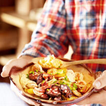 Wurstgröstel mit Meerrettichapfelmus Wurstgröstel mit Meerrettichapfelmus