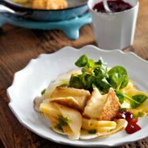 Topinambur-Feldsalat mit gebackenem Camembert