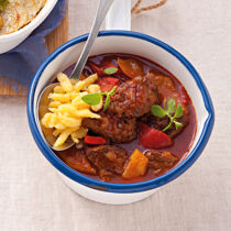 Paprikagulasch mit Rindfleisch, Tomaten und Spätzle Paprikagulasch mit Rindfleisch, Tomaten und Spätzle