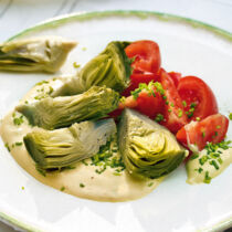 Junge Artischocken mit Tomaten und Knoblauch-Schnittlauch-Mayonnaise Junge Artischocken mit Tomaten und Knoblauch-Schnittlauch-Mayonnaise