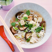 Vietnam-Nudelsuppe mit Tofu