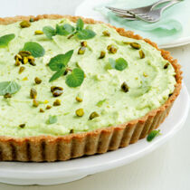 Buchweizentarte mit Erbsen-Pistazien-Creme Buchweizentarte mit Erbsen-Pistazien-Creme
