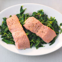 Lachsfilets auf Babyspinat