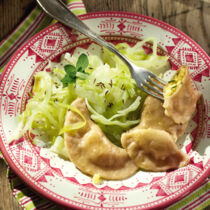 Schlupfkrapfen mit Käsefüllung und Kümmelkraut