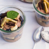 Schokoquark mit Beeren und Banane