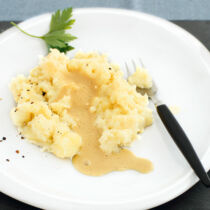 Kartoffel-Sellerie-Stampf mit Senfsauce
