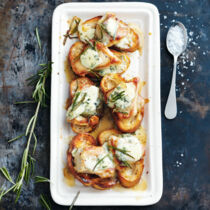 Schnitzelchen auf geröstetem Baguette Schnitzelchen auf geröstetem Baguette