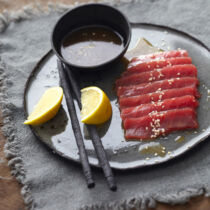 Sashimi vom Thunfisch mit Ponzusauce Sashimi vom Thunfisch mit Ponzusauce